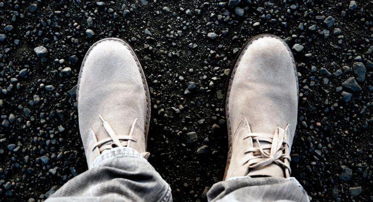 Quali sono alcuni rimedi domestici per la pulizia delle scarpe in pelle scamosciata?