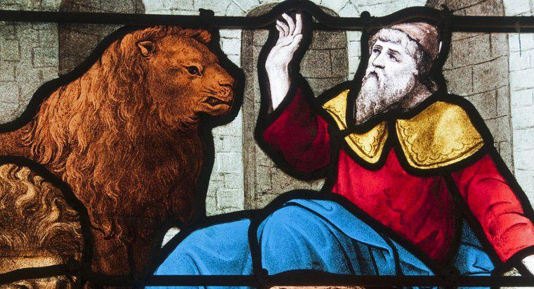 Quali sono alcuni degli usi simbolici dei leoni nella Bibbia?