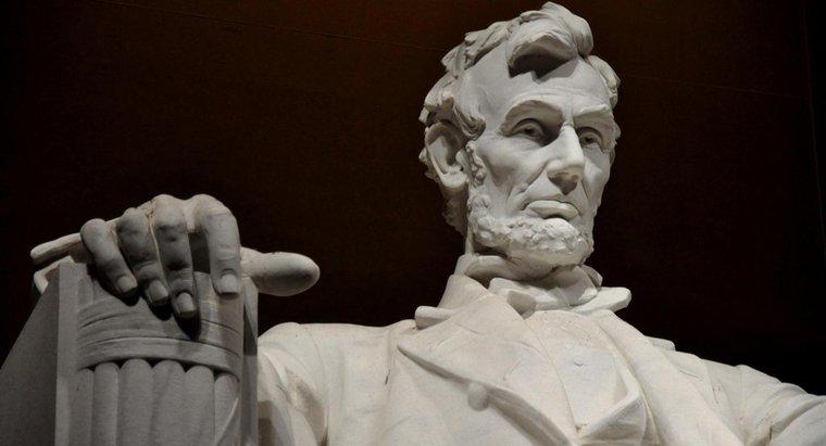 Quali sono stati i contributi di Abraham Lincoln alla società?