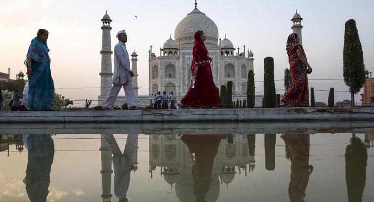 Perché la gente visita il Taj Mahal?