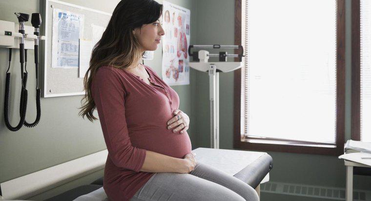 Quali sono alcuni comuni primi segni di gravidanza?