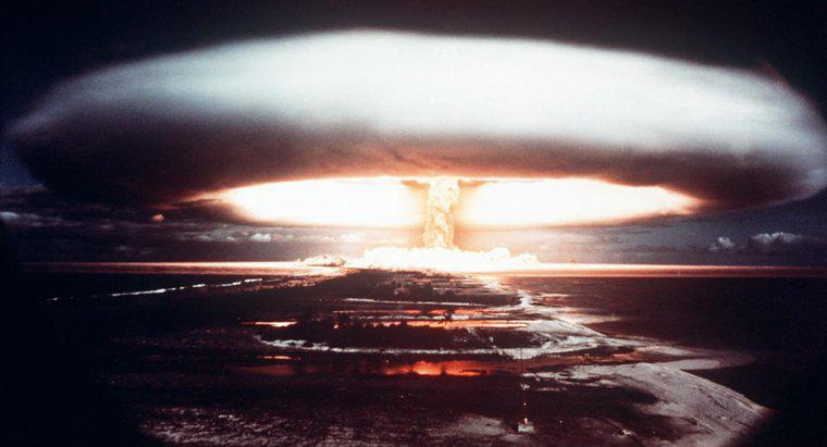 Quali sono i vantaggi e gli svantaggi delle armi nucleari?