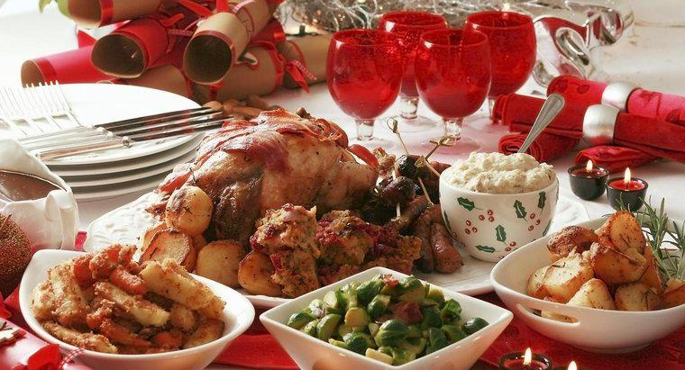 Quali sono alcuni elementi di menu popolari da servire per la cena di Natale?
