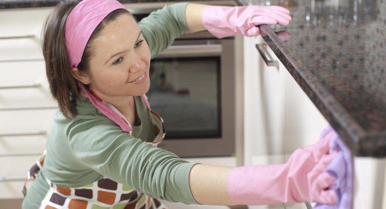 Come si puliscono gli armadi da cucina unti?