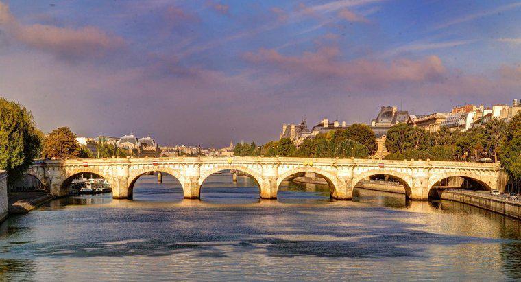 Qual è il nome del fiume che attraversa Parigi?