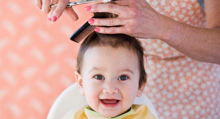 Come si dà un primo taglio di capelli a un bambino?