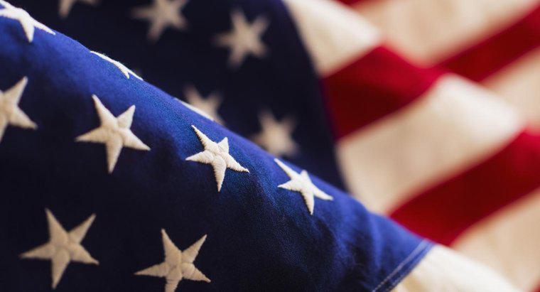 Quali sono alcune regole per la visualizzazione di una bandiera degli Stati Uniti?