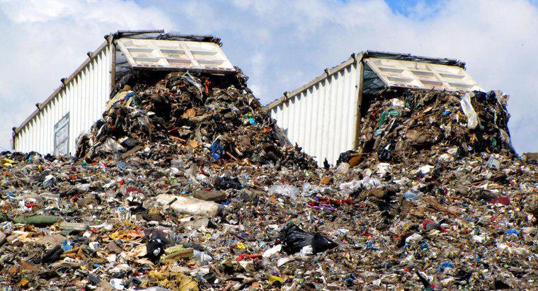 Quali sono i problemi con l'interramento dei rifiuti nelle discariche?