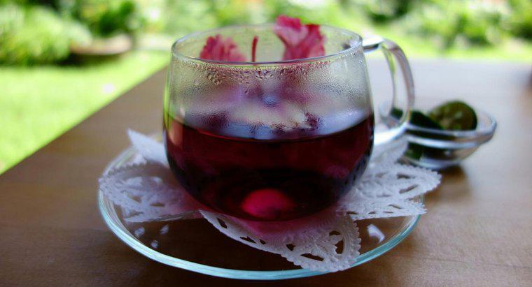 Quali sono alcuni benefici per la salute di bere il tè all'ibisco?