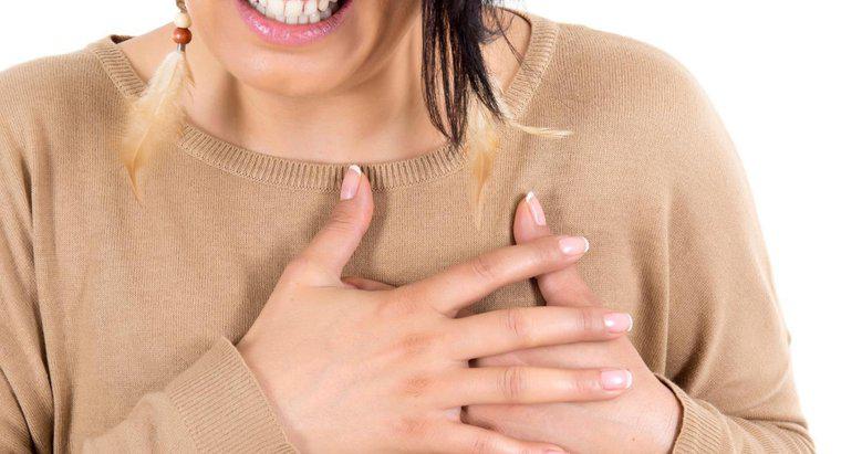 Quali sono le cause dei sintomi del dolore toracico nelle donne?