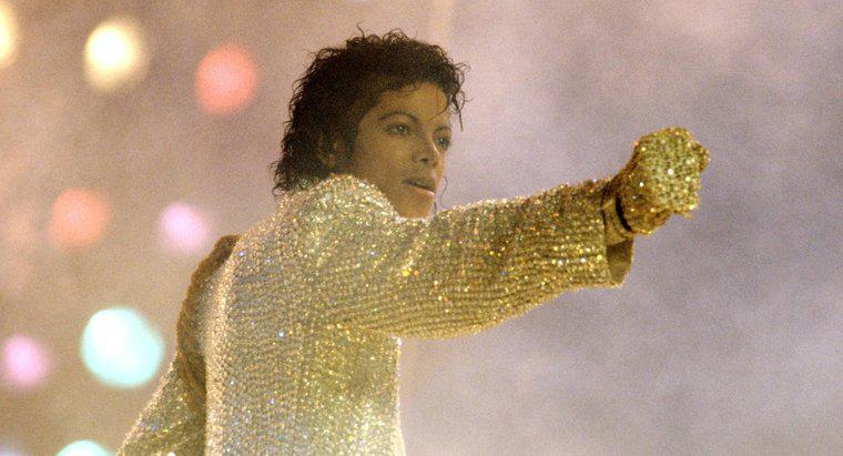 Quando Michael Jackson ha iniziato a indossare un guanto bianco singolo?