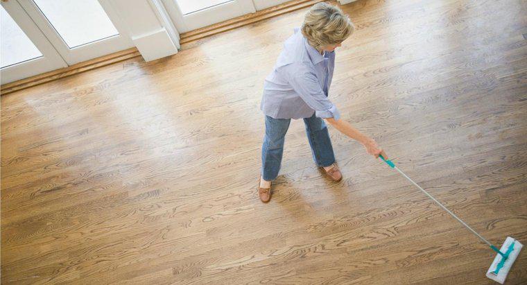 Qual è il modo migliore per pulire i pavimenti in legno?