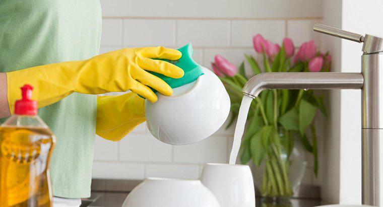 Perché è una buona idea indossare i guanti di gomma quando si lavano i piatti?