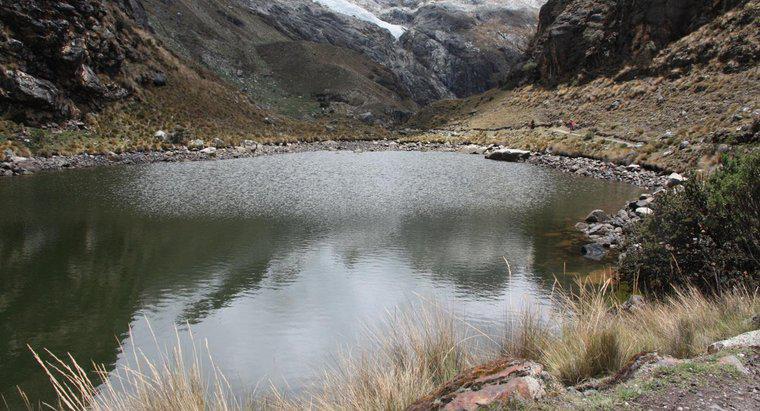 Quali sono alcuni dei principali corpi idrici in Perù?