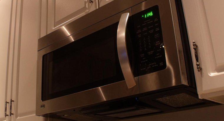 Come si rimuove un forno a microonde sopra la stufa?
