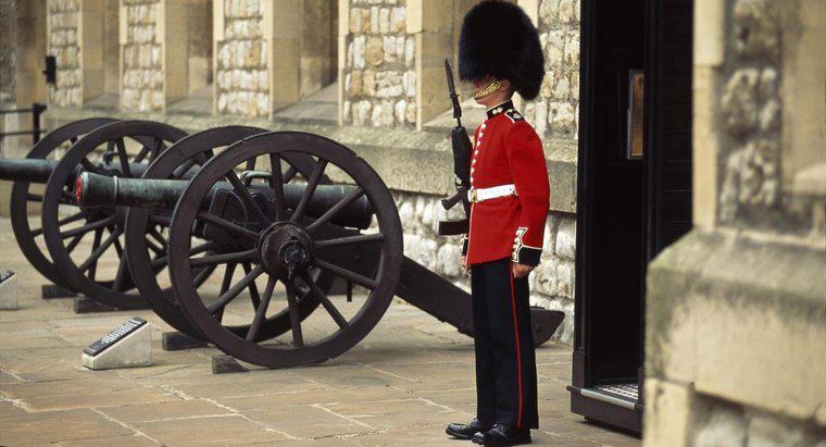 Come si chiama il cappello che indossano le guardie reali inglesi?