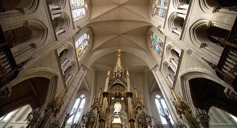 Qual è la differenza tra un soffitto a volta e il soffitto della cattedrale?