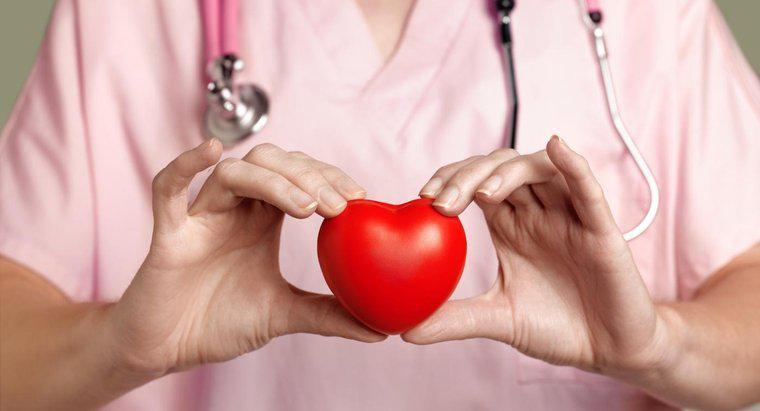 Quali sono alcuni sintomi comuni associati alla malattia di cuore?