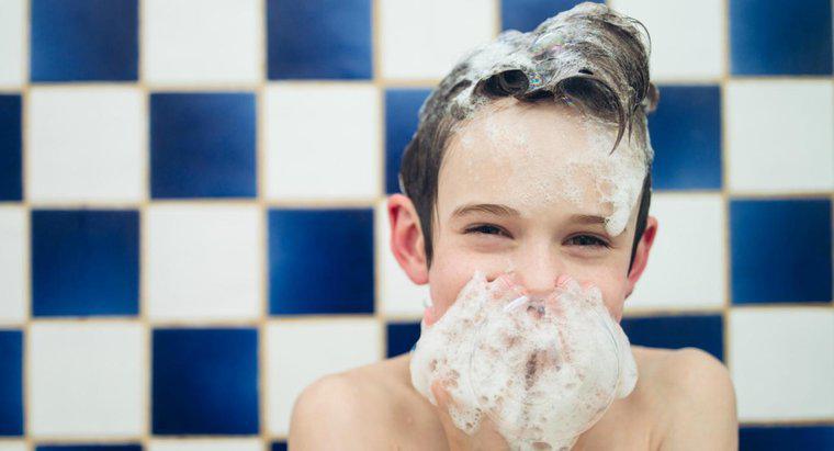 Come Shampoo e Acqua agiscono insieme per pulire i capelli?