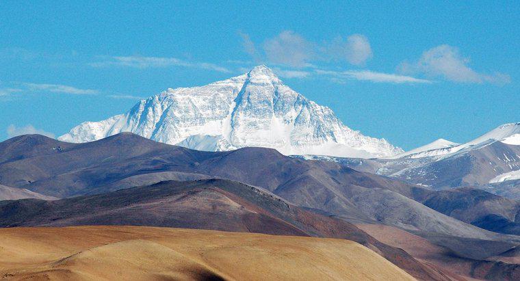Quanto cresce l'Everest ogni anno?