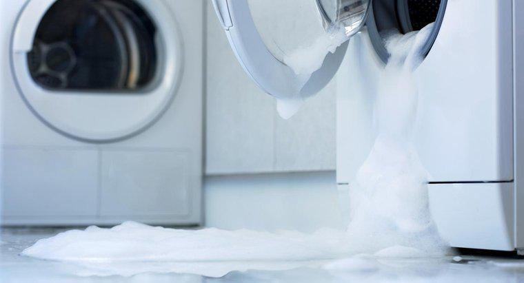 Che cosa significa quando la tua lavatrice perde acqua da sotto?