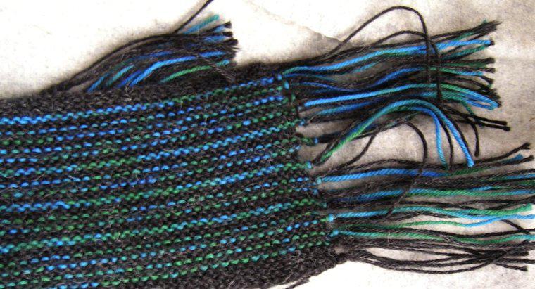 Come si mette la frangia su una sciarpa lavorata a maglia?