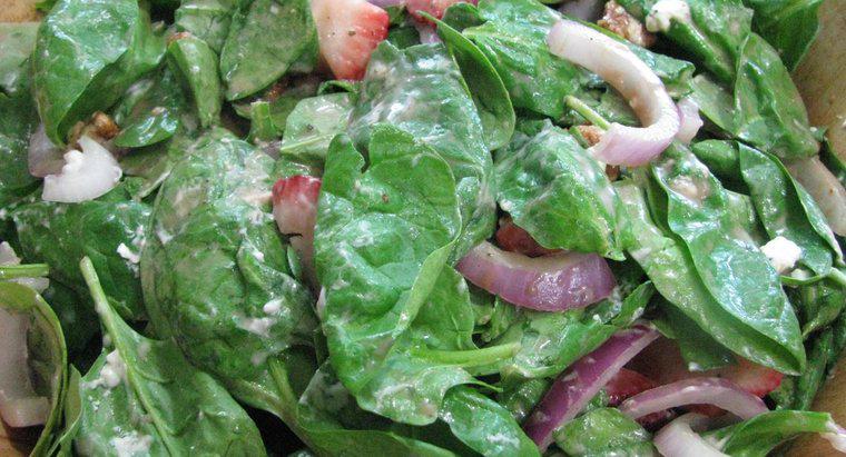 Qual è il condimento migliore per un'insalata di spinaci?