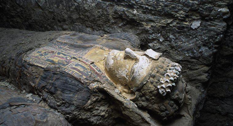Quali oggetti o strumenti sono stati usati per mummificare le persone nell'antico Egitto?