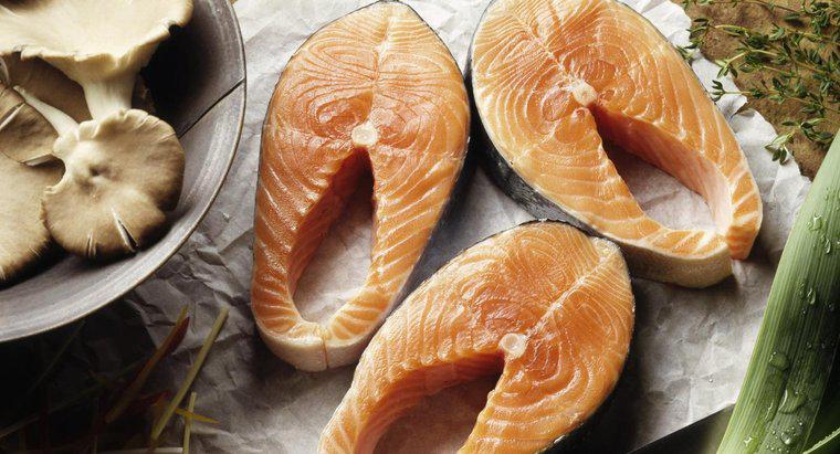 La pelle su un salmone deve essere rimossa prima di cuocerla?