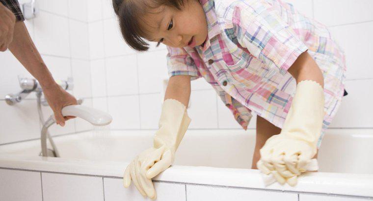 Come rimuovi lo sporco e le macchie da una vasca di plastica?
