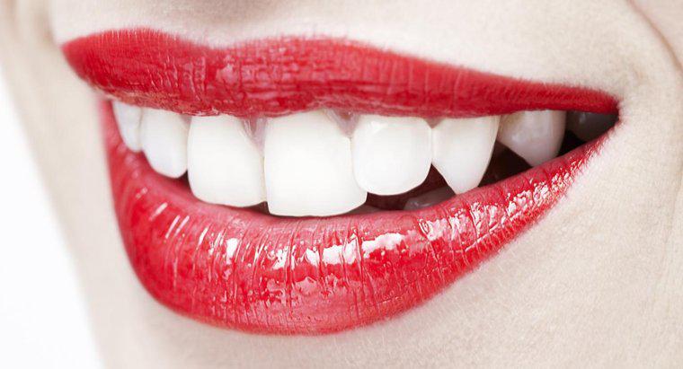 Quali sono alcuni buoni rimedi casalinghi per sbiancamento dei denti?