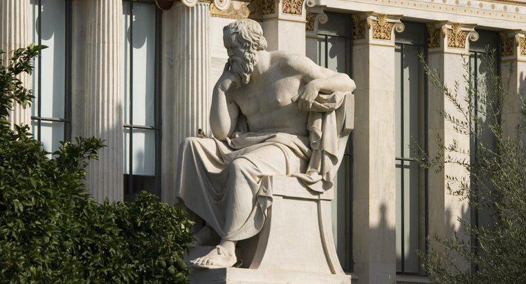 Che cosa ha contribuito Socrate alla filosofia?
