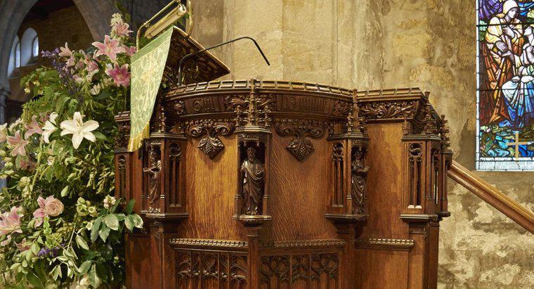 Come viene usato un pulpito in una chiesa?