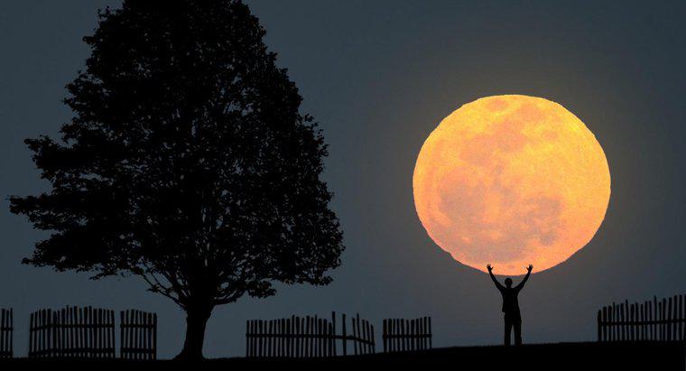Quanta parte della luna è sempre accesa dal sole?