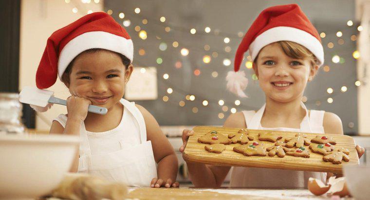 Quali sono alcune idee su come ospitare una festa di Natale per bambini?