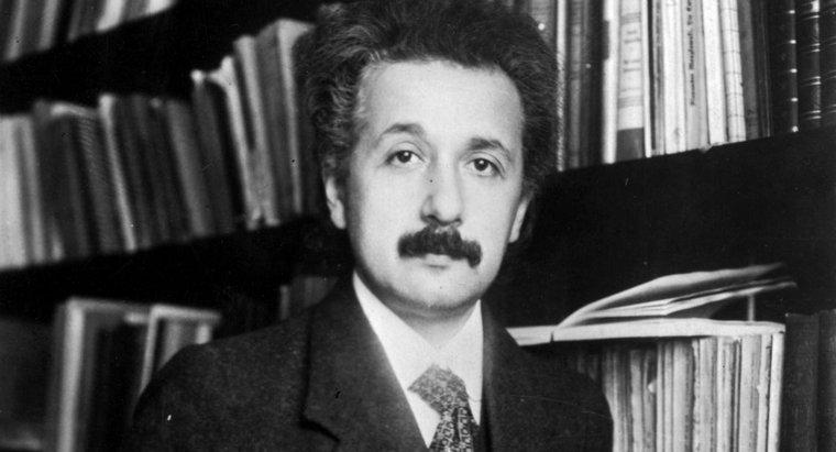 Qual è stato il lavoro di Einstein prima di diventare uno scienziato famoso?