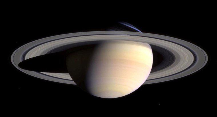 Quali sono alcuni fatti interessanti su Saturno?