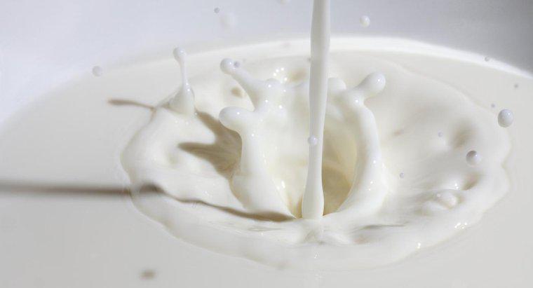 Perché il latte caglia quando è mescolato con l'aceto?