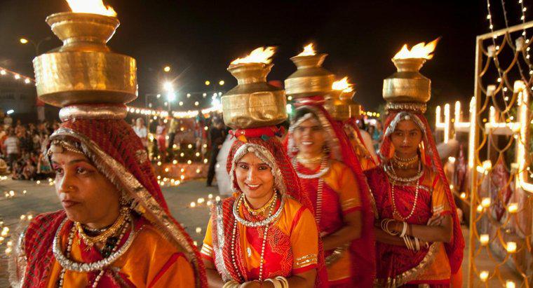 Quale abbigliamento speciale è tradizionalmente indossato per Diwali?