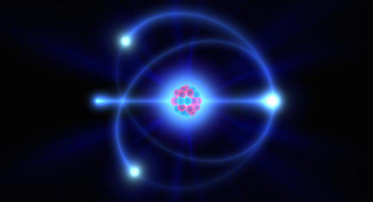 In quali circostanze un atomo può emettere un fotone?