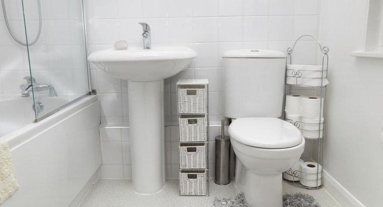 Quali sono alcuni esempi di design di bagni compatti?