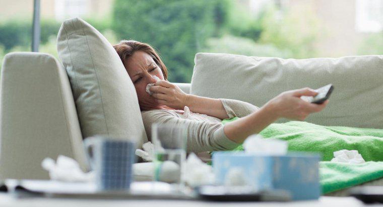 In che modo i sintomi del virus influenzale sono diversi da quelli del comune raffreddore?