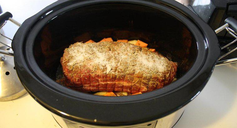 Come cucini l'arrosto di maiale in una pentola del coccio?