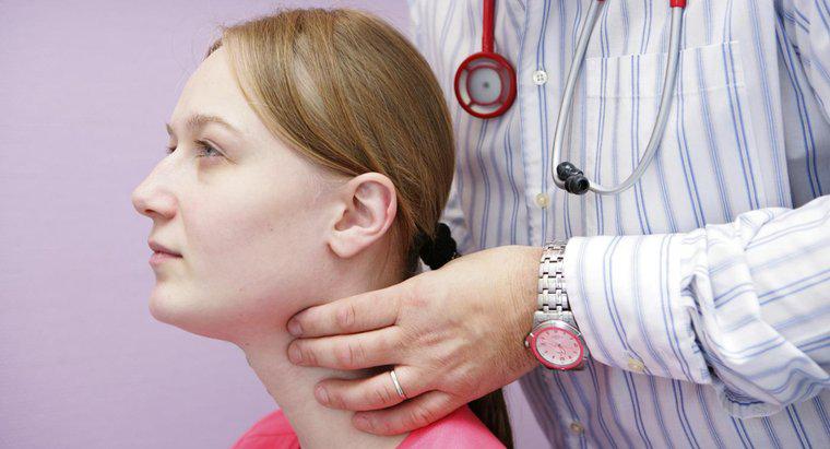 Quali sono i potenziali effetti collaterali di una tiroidectomia totale?