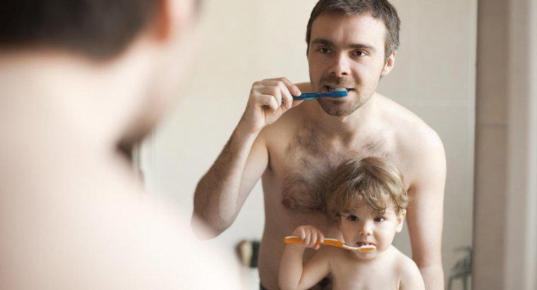 Quante volte al giorno dovrei lavarmi i denti?