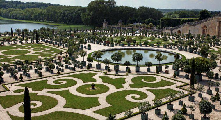 Che tipo di giardino ha il palazzo di Versailles?