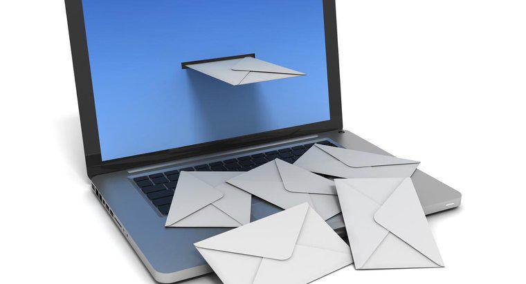 Qual è la differenza tra una lettera cartacea e un'e-mail?