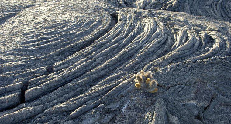 Che roccia si forma quando il magma si raffredda sulla superficie terrestre?