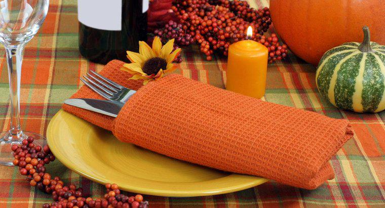 Quali sono alcuni modi per decorare un tavolo per il Ringraziamento?