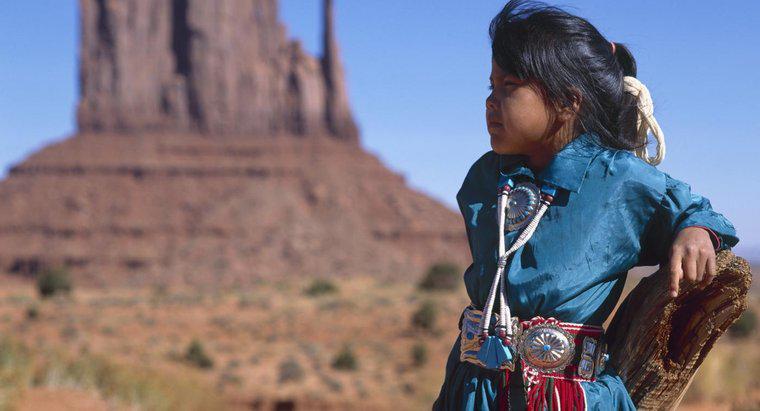 Qual è il riassunto della leggenda delle origini navajo?
